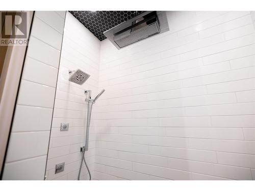 570 Clifton Court, Kelowna, BC - Indoor Photo Showing Bathroom