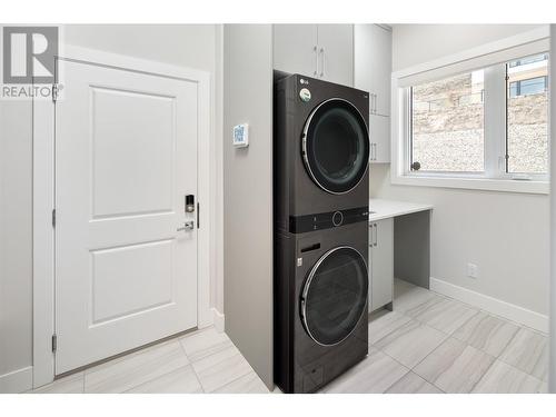 570 Clifton Court, Kelowna, BC - Indoor Photo Showing Laundry Room