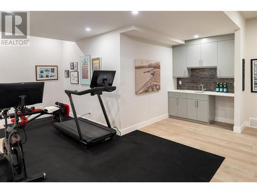 570 Clifton Court, Kelowna, BC - Indoor Photo Showing Gym Room