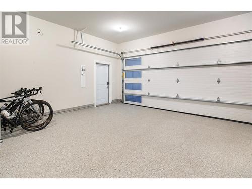 570 Clifton Court, Kelowna, BC - Indoor Photo Showing Garage