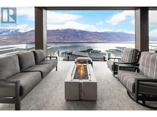 570 Clifton Court, Kelowna, BC -  Photo Showing Living Room With Body Of Water