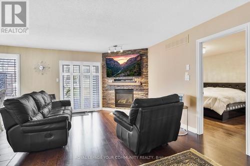 27 Caledonia Dr, Haldimand, ON - Indoor Photo Showing Living Room With Fireplace