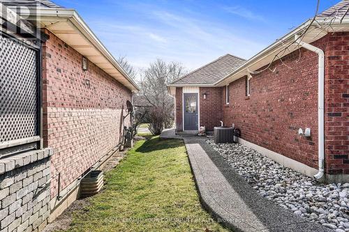 27 Caledonia Dr, Haldimand, ON - Outdoor With Exterior