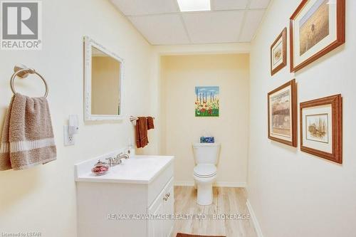 #29 -211 Pine Valley Dr, London, ON - Indoor Photo Showing Bathroom