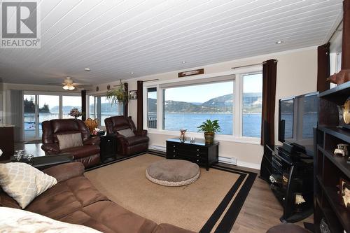 3181 Eagle Bay Road, Eagle Bay, BC - Indoor Photo Showing Living Room