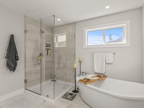 4651 Raymer Road, Kelowna, BC - Indoor Photo Showing Bathroom