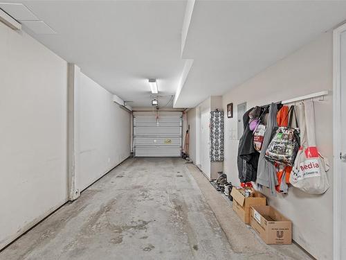 21-1853 Parkview Crescent, Kelowna, BC - Indoor Photo Showing Garage