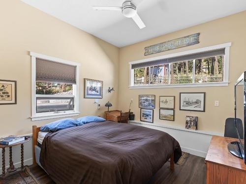 6871 33 Highway, Kelowna, BC - Indoor Photo Showing Bedroom