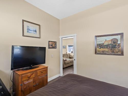 6871 33 Highway, Kelowna, BC - Indoor Photo Showing Bedroom