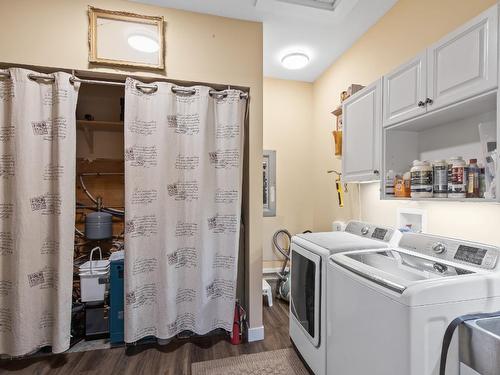 6871 33 Highway, Kelowna, BC - Indoor Photo Showing Laundry Room