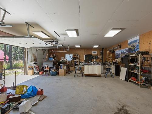 6871 33 Highway, Kelowna, BC - Indoor Photo Showing Garage