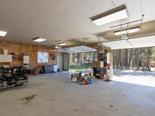 6871 33 Highway, Kelowna, BC - Indoor Photo Showing Garage