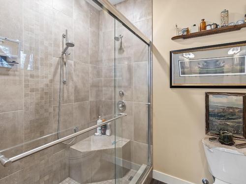 6871 33 Highway, Kelowna, BC - Indoor Photo Showing Bathroom