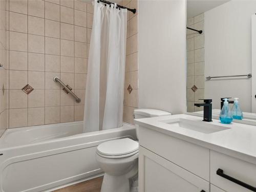 21-156 Clearview Road, Apex Mountain, BC - Indoor Photo Showing Bathroom