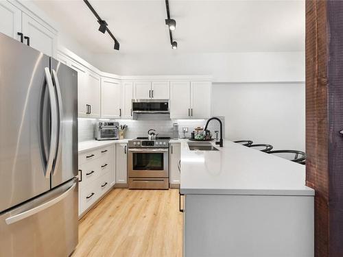 21-156 Clearview Road, Apex Mountain, BC - Indoor Photo Showing Kitchen With Stainless Steel Kitchen With Upgraded Kitchen