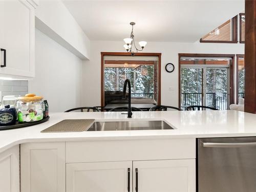 21-156 Clearview Road, Apex Mountain, BC - Indoor Photo Showing Kitchen