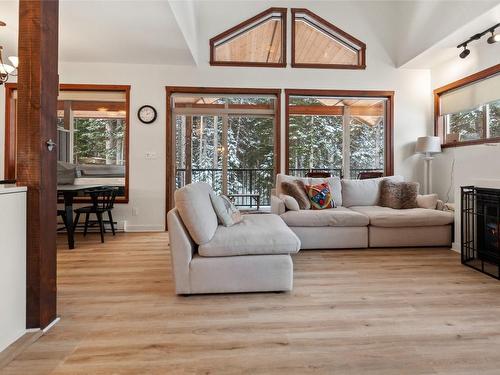 21-156 Clearview Road, Apex Mountain, BC - Indoor Photo Showing Living Room