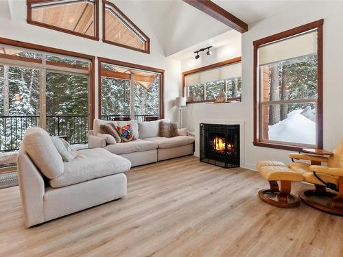 21-156 Clearview Road, Apex Mountain, BC - Indoor Photo Showing Living Room With Fireplace