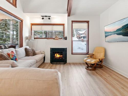 21-156 Clearview Road, Apex Mountain, BC - Indoor Photo Showing Living Room With Fireplace