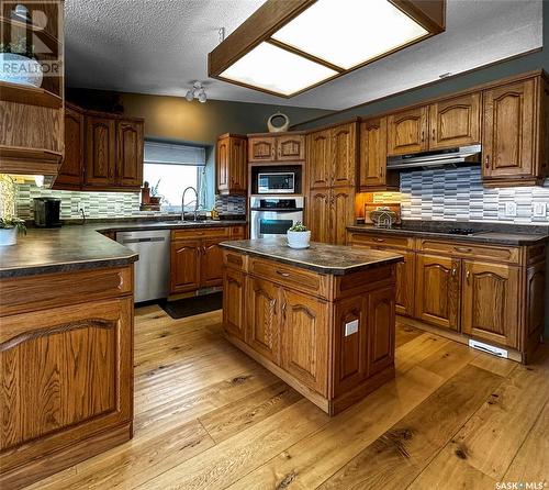 507 Highland Drive, Swift Current, SK - Indoor Photo Showing Kitchen With Double Sink