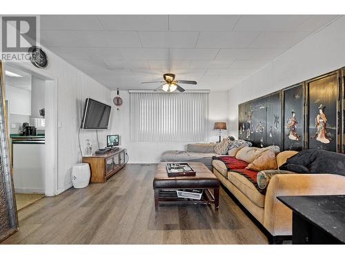 3804 Brown Road, West Kelowna, BC - Indoor Photo Showing Living Room