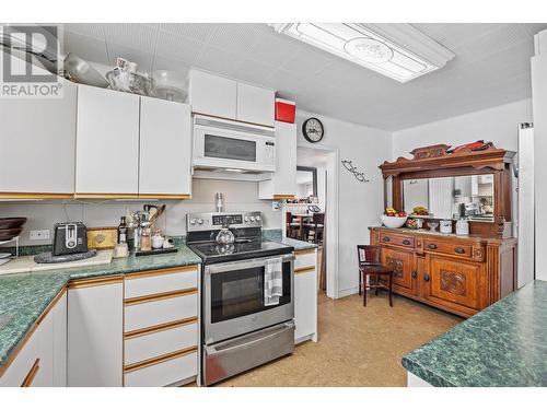 3804 Brown Road, West Kelowna, BC - Indoor Photo Showing Kitchen