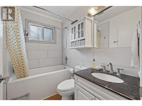 3804 Brown Road, West Kelowna, BC - Indoor Photo Showing Bathroom
