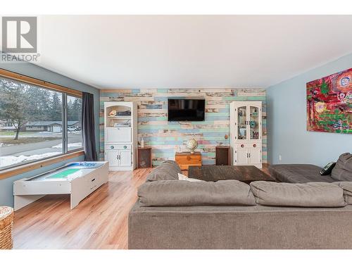 309 Hemlock Crescent S, Sicamous, BC - Indoor Photo Showing Living Room
