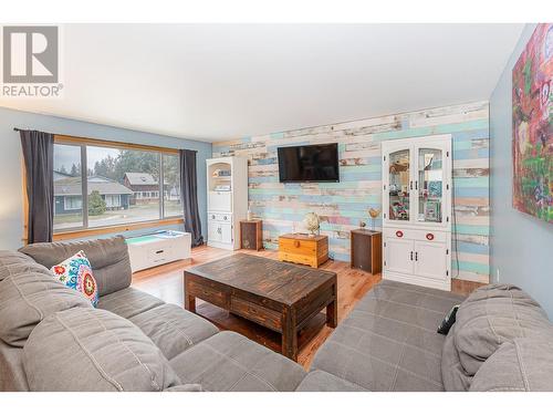 309 Hemlock Crescent S, Sicamous, BC - Indoor Photo Showing Living Room