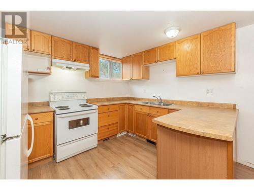 309 Hemlock Crescent S, Sicamous, BC - Indoor Photo Showing Kitchen With Double Sink