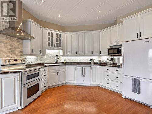 1103 Burnside Drive, Brockville, ON - Indoor Photo Showing Kitchen With Upgraded Kitchen