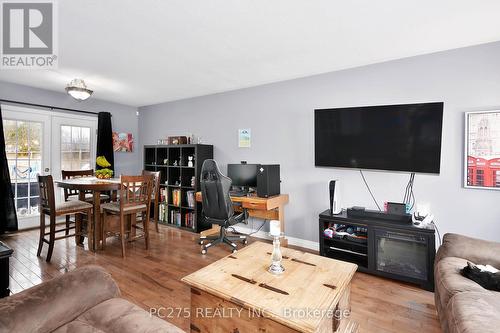 9 Tanner Drive, London, ON - Indoor Photo Showing Living Room