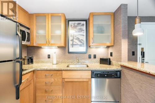 #410 -285 Steamship Bay Rd, Gravenhurst, ON - Indoor Photo Showing Kitchen With Upgraded Kitchen