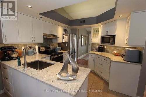 27 Hillview Dr, Kawartha Lakes, ON - Indoor Photo Showing Kitchen With Upgraded Kitchen