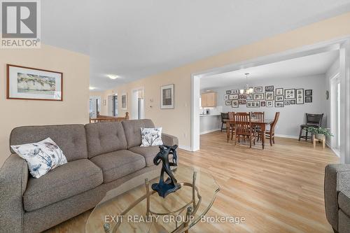 25 Aletha Dr, Prince Edward County, ON - Indoor Photo Showing Living Room