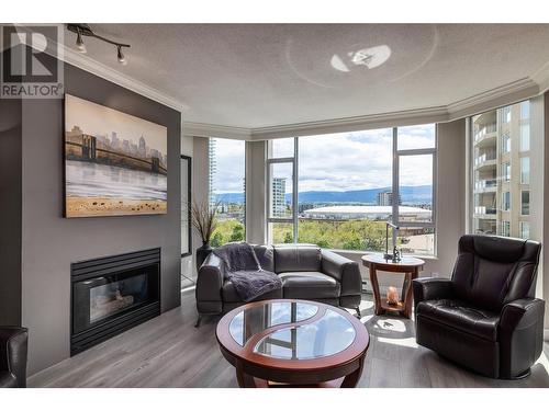 1152 Sunset Drive Unit# 803, Kelowna, BC - Indoor Photo Showing Living Room With Fireplace
