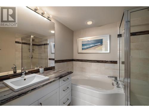 1152 Sunset Drive Unit# 803, Kelowna, BC - Indoor Photo Showing Bathroom