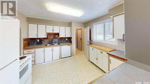940 Arthur Street, Regina, SK - Indoor Photo Showing Kitchen With Double Sink