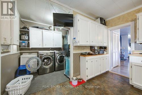 200 Park St, Chatham-Kent, ON - Indoor Photo Showing Laundry Room