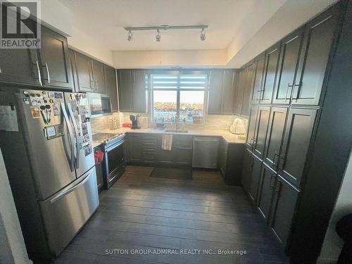 #630 -2480 Prince Michael Dr, Oakville, ON - Indoor Photo Showing Kitchen