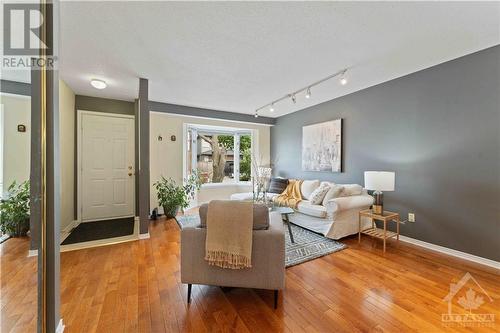 2741 Massicotte Lane, Ottawa, ON - Indoor Photo Showing Living Room