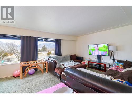 1477 Carmi Drive, Penticton, BC - Indoor Photo Showing Living Room