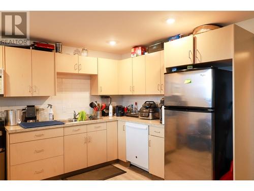 1477 Carmi Drive, Penticton, BC - Indoor Photo Showing Kitchen