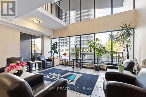 3208 - 150 Charlton Avenue E, Hamilton, ON - Indoor Photo Showing Living Room