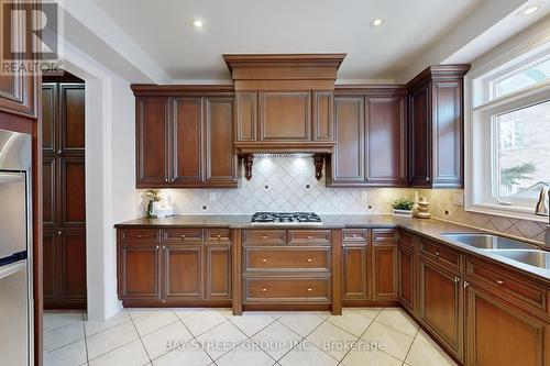 46 Weslock Cres, Aurora, ON - Indoor Photo Showing Kitchen With Double Sink
