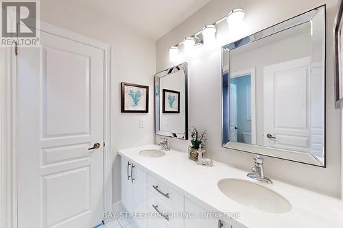 46 Weslock Cres, Aurora, ON - Indoor Photo Showing Bathroom