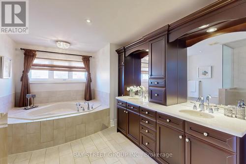 46 Weslock Cres, Aurora, ON - Indoor Photo Showing Bathroom