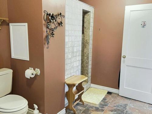 Bathroom - 204 4E Avenue, Belleterre, QC - Indoor Photo Showing Bathroom