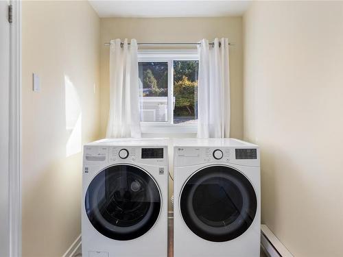 288 Crescent Rd West, Qualicum Beach, BC - Indoor Photo Showing Laundry Room
