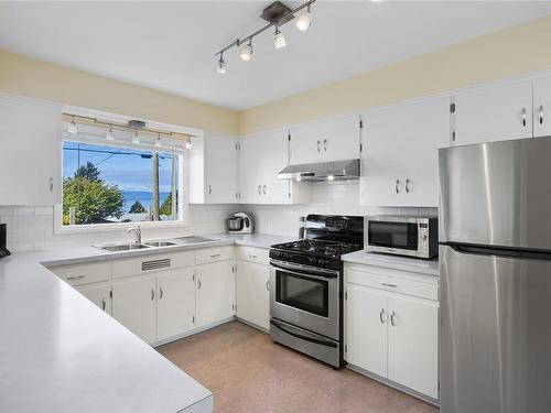 288 Crescent Rd West, Qualicum Beach, BC - Indoor Photo Showing Kitchen With Double Sink